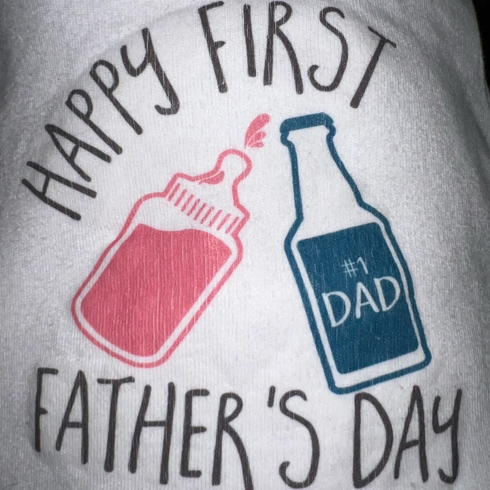 Expecting a new little one? Perfect onesie for baby’s  👶🏻 first Father’s Day